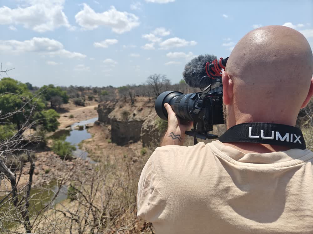 Niek filmt met een grote telelens over een rivierkloof in het Kruger National Park