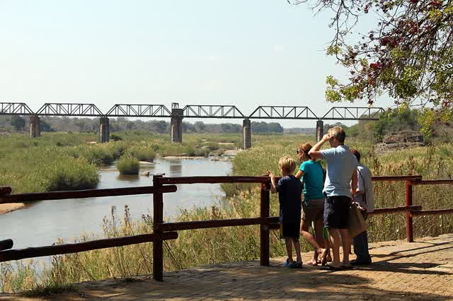 Gezin kijkt vanaf het uitkijkpunt uit over de Sabie-rivier